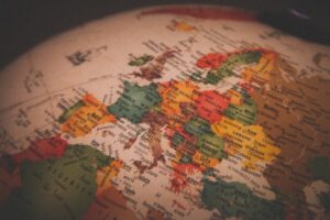 Passeports européens sur une carte du monde pour voyager en Europe